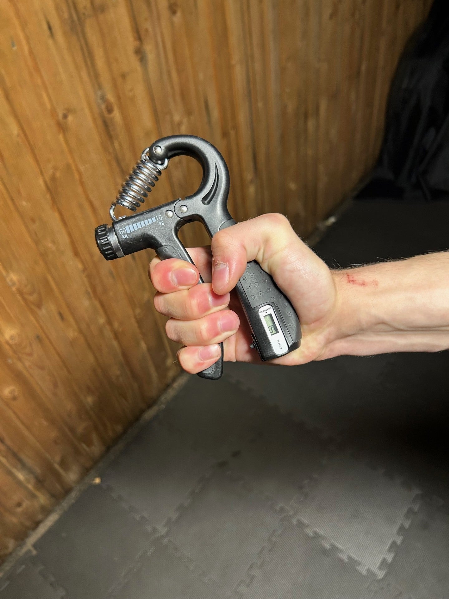 BU Counting grip strength device