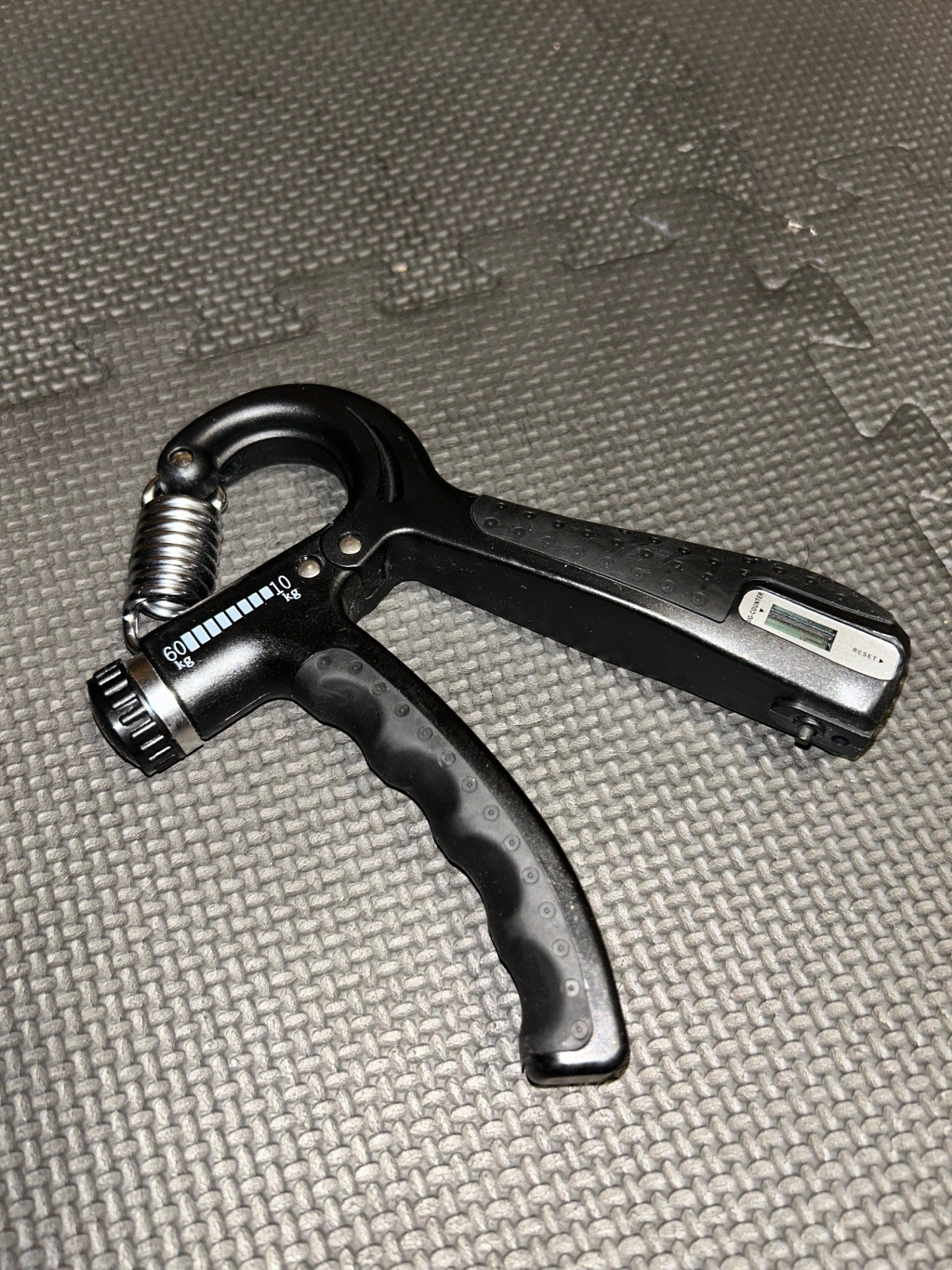 BU Counting grip strength device